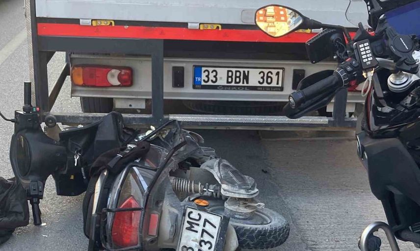 erdemli'de tırla çarpışan motosiklet savrularak kamyonete girdi: 1 ölü, 1 yaralı