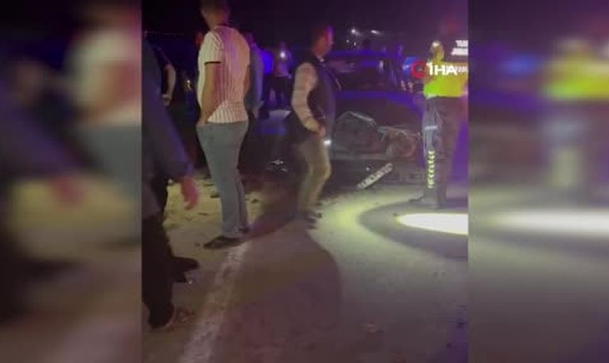 Gaziantep'te koyun sürüsüne çarpan otomobilde sürücü yaralandı, çok sayıda hayvan telef oldu