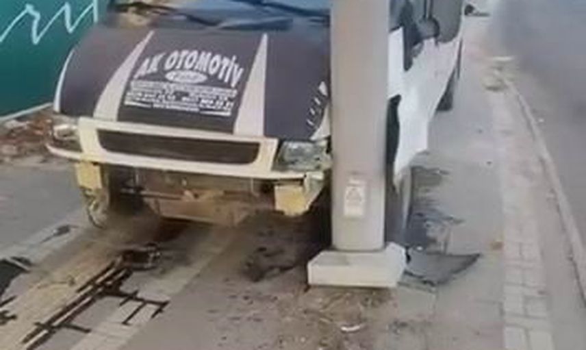 Selahattin Eyyubi Bulvarı'nda transit direğe çarptı: 1 kişi yaralandı