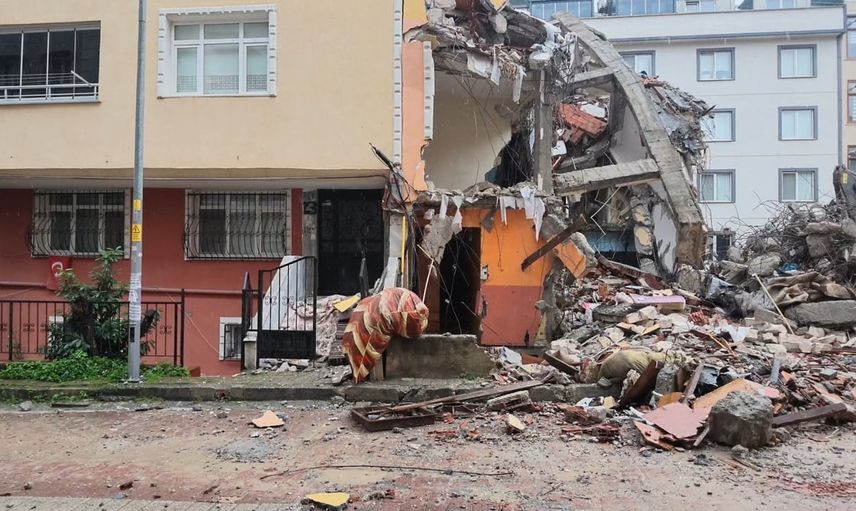 Kentsel dönüşüm yıkımında komşu evin salon duvarı çöktü