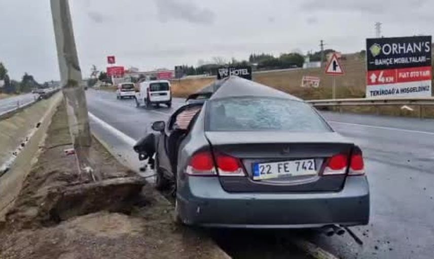 Hava yastıkları hayat kurtardı: yağışta kayan otomobil üç direğe çarptı