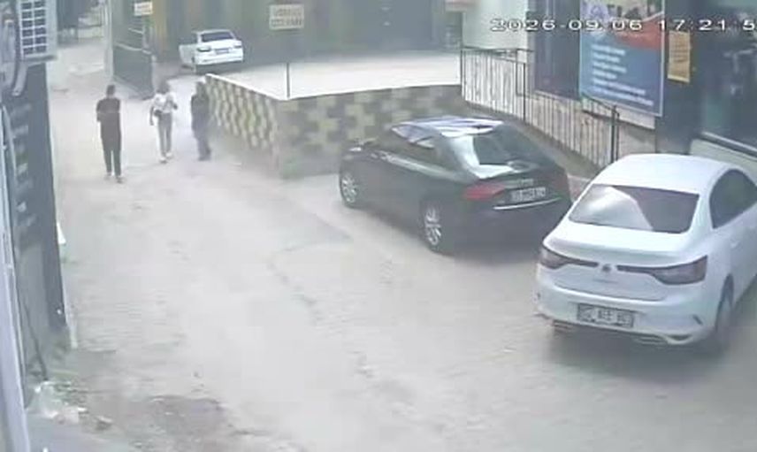 Eskisaray’da araya giren genç bıçaklandı, saldırı anı kamerada