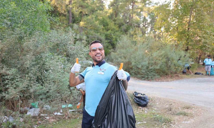 Gönüllüler Çamlı sahilinde temizlik yaparak mavi mirası korudu