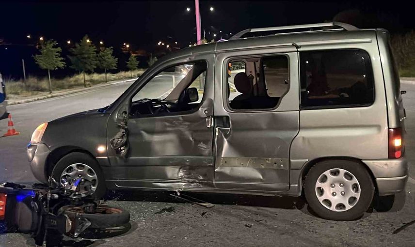 Gülabibey Caddesi'nde trafik kazası: otomobil ile motosiklet çarpıştı, 3 yaralı