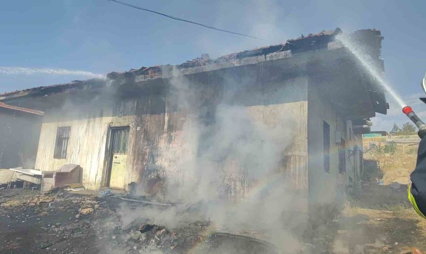Şarkışla'da arı sokak'ta ev yangını: itfaiye müdahalesiyle bir kişi hastaneye kaldırıldı