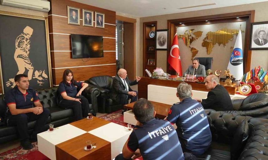 Kars'ta itfaiye haftası ziyaretinde başkan Prof. Dr. Ötüken Senger itfaiyecileri ağırladı