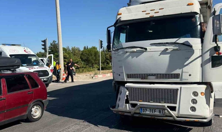 Burdur'da sanayi kavşağında çarpışma: dört kişi hafif yaralandı