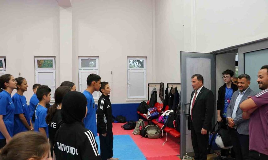 Kabakcı spor salonunda inceleme yaptı, voleybol heyecanına ortak oldu