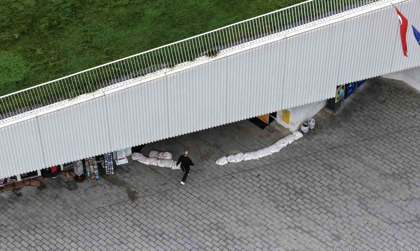 Kabataş transfer merkezinde kum çuvallarla geçici sel bariyeri