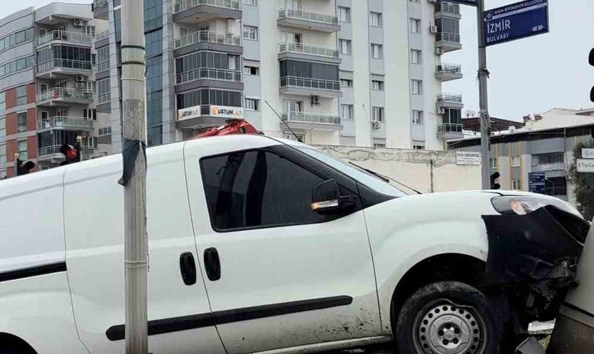 Efeler'de yağış nedeniyle kayganlaşan yolda otomobil orta refüje çıkarak trafoya çarptı