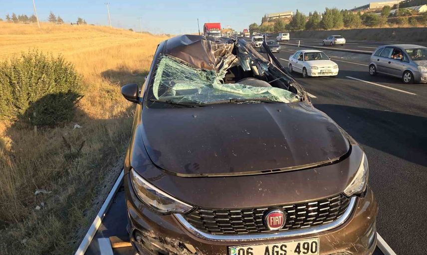 Elmadağ'da kontrolden çıkan otomobil karşı şeride geçip iki araca çarptı: 1 ölü, 7 yaralı