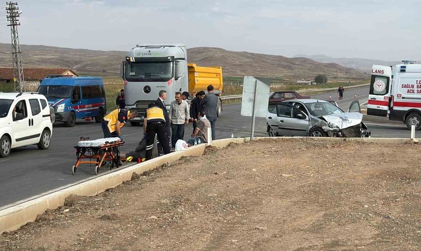 Kavşakta çarpışma: Sivas'ta iki otomobilde 4 kişi yaralandı