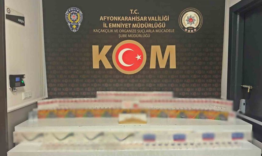Afyonkarahisar'da trafikte durdurulan araçta 700 paket kaçak sigara bulundu