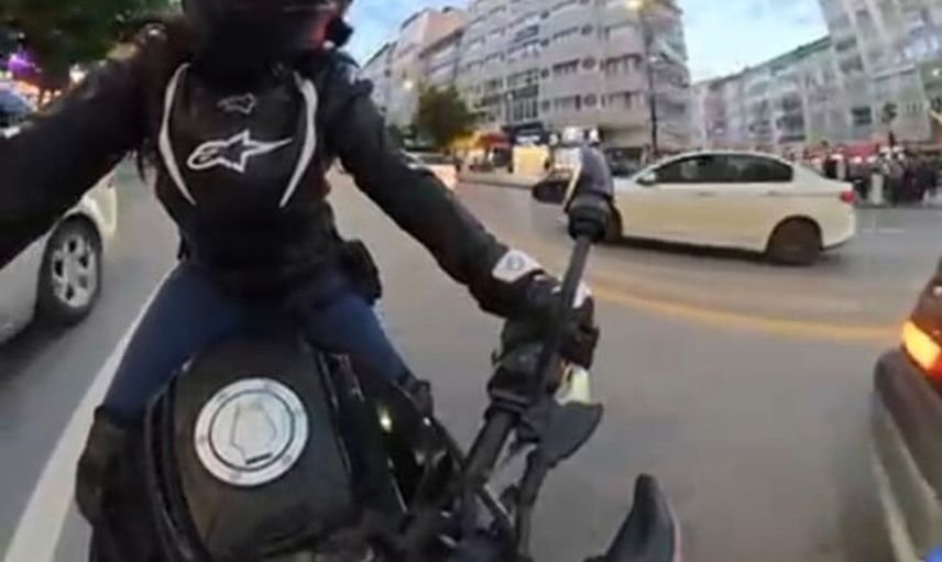 Trafik ışıklarında ani duruşun bedeli: motosiklet sürücüsü takla attı