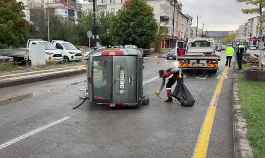 Sivas'ta refüjdeki kaza: hafif ticari araç ağaca çarpıp devrildi