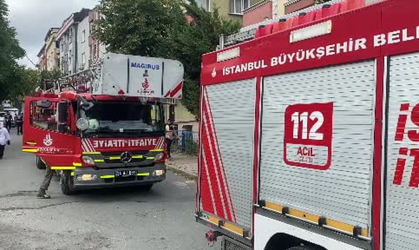 Sultangazi'de çocuk odasında çıkan yangın daireyi sardı, bina kontrol amaçlı boşaltıldı