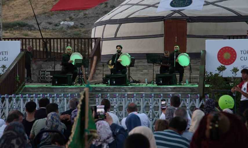 Ahlat'ta kandil gecesi ilahilerle yankılandı