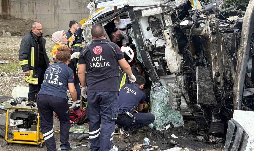 Kargo kamyonu köprüden düştü: bir kişi yaşamını yitirdi