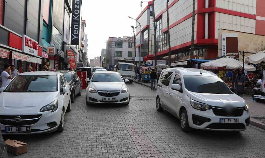 Adana'nın merkezinde çift sıra parklar günlük yaşamı aksatıyor