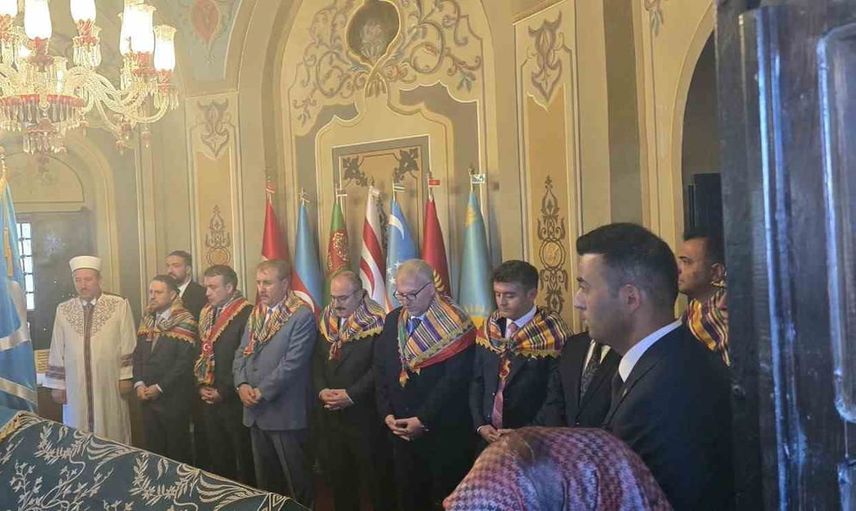 Bakan Akın Gürlek Söğüt'te Ertuğrul Gazi türbesinde saygı nöbetini izledi ve dua etti