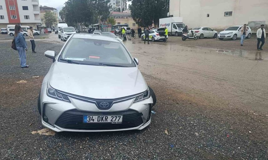 Kavşakta iki otomobil çarpıştı: araçlarda maddi hasar, yaralanma yok