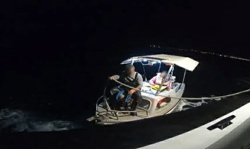 Motor arızasıyla sürüklenen tekne Didim sahiline getirildi