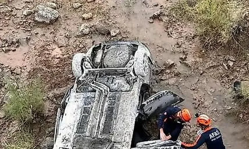 Baykan'da aileyi taşıyan otomobil ters döndü: 1'i bebek 3 yaralı
