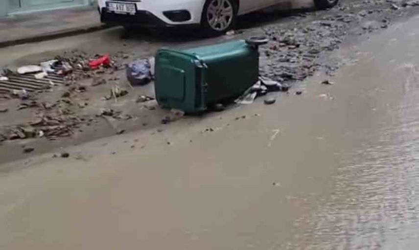 Ayancık'ta yoğun yağış yolları ve esnafı olumsuz etkiledi