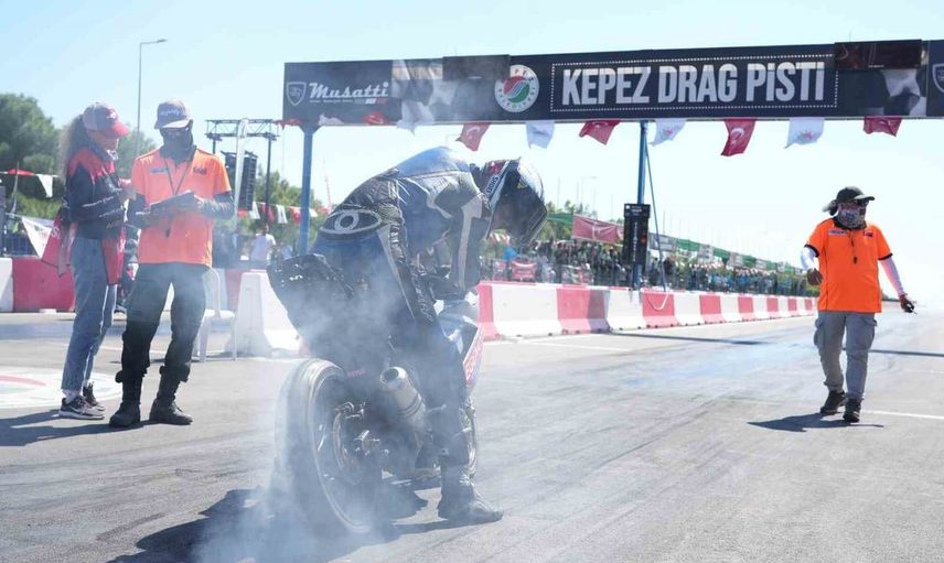 Kepez yeni drag pistinde motosikletlerin hız mücadelesi başladı