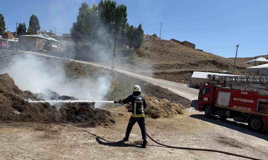 Çaldıran'da araziye bırakılan kuru ot yığını yandı, itfaiye 1 saatte kontrol altına aldı