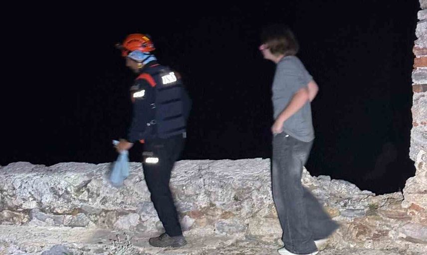 Alanya kalesi surlarında mahsur kalan üç Rus güvenle kurtarıldı