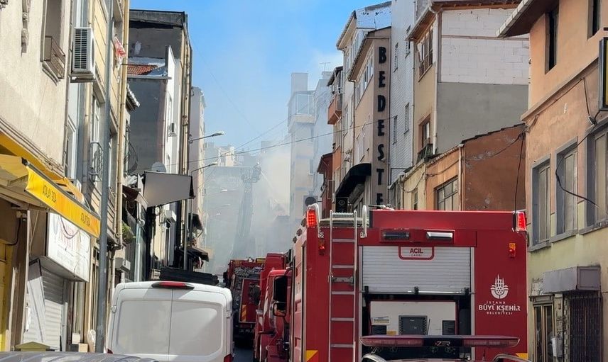 Beyoğlu'nda çamaşırhane ve cila atölyesini etkileyen yangın söndürüldü