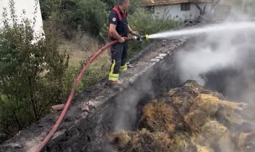 Kavak Azaklı'da samanlık alevlere teslim oldu