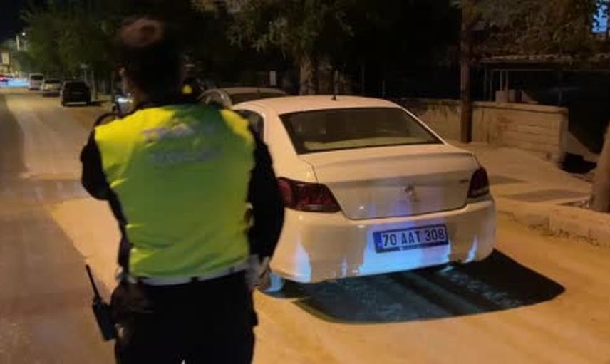 Kazı çalışması açık kalan çukura düşen otomobilde jant eğildi, lastik patladı