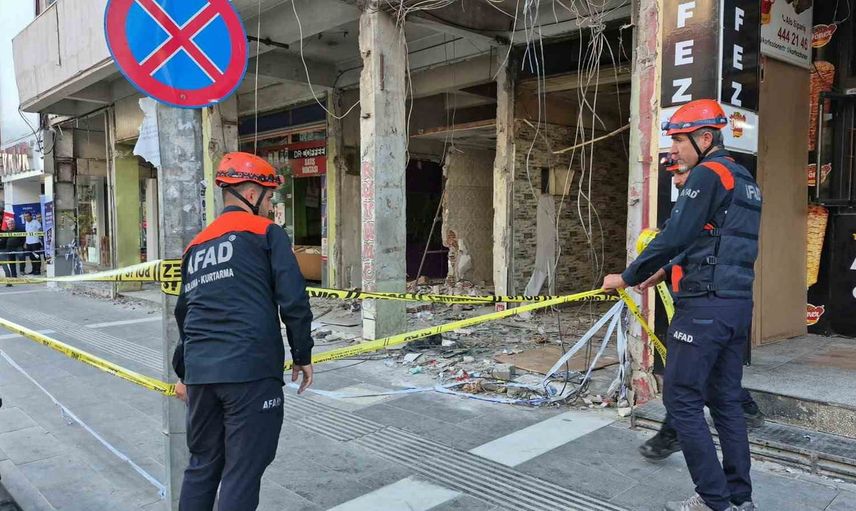 Adıyaman merkezde boşaltılan binadan gelen çatırdılar mahalleyi tedirgin etti