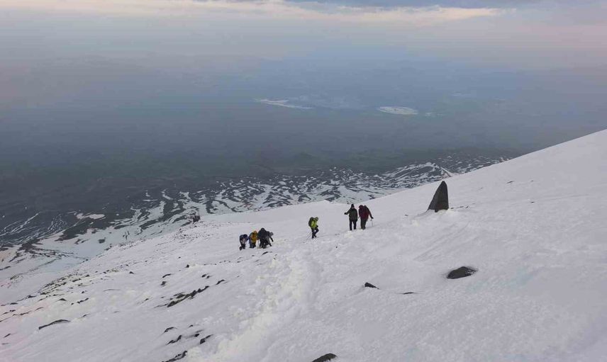 Ağrı Dağı zirvesinden Van Gölü için seslenen çevreciler