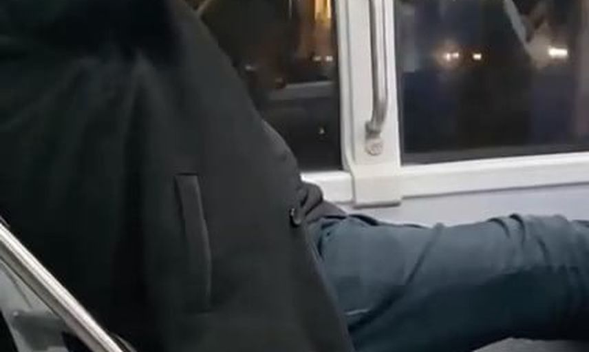 Otobüste ayakkabılarını çıkarıp koltuğa uzatan yolcunun rahatlığı tartışma başlattı
