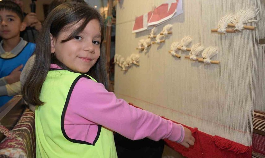 Ziyaretçiler el birliğiyle dokuyor: Isparta'da 135 bin ilmeklik Türk bayrağı halısı