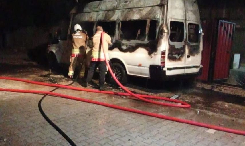 Hatay Kumlu'da geceyi alevlere teslim eden minibüs kullanılamaz hale geldi