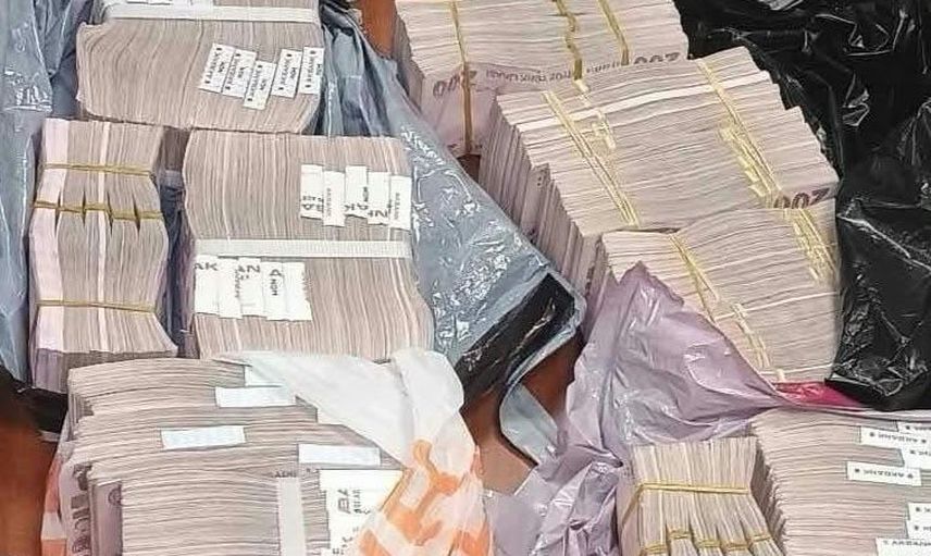Sınır kapısından geçerken valizde 4 milyon lira kaynağı açıklanamadı