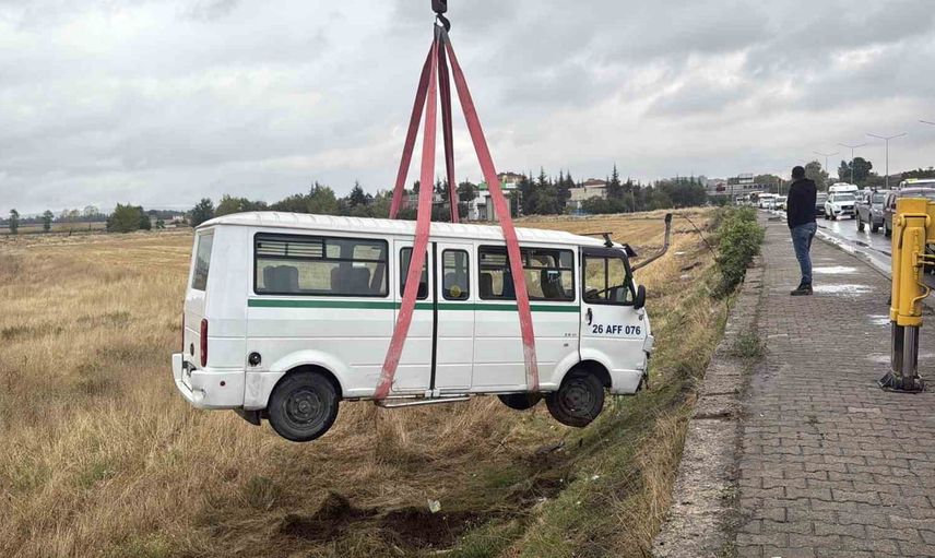 Minibüs kavşakta kontrolden çıkarak tarlaya uçtu