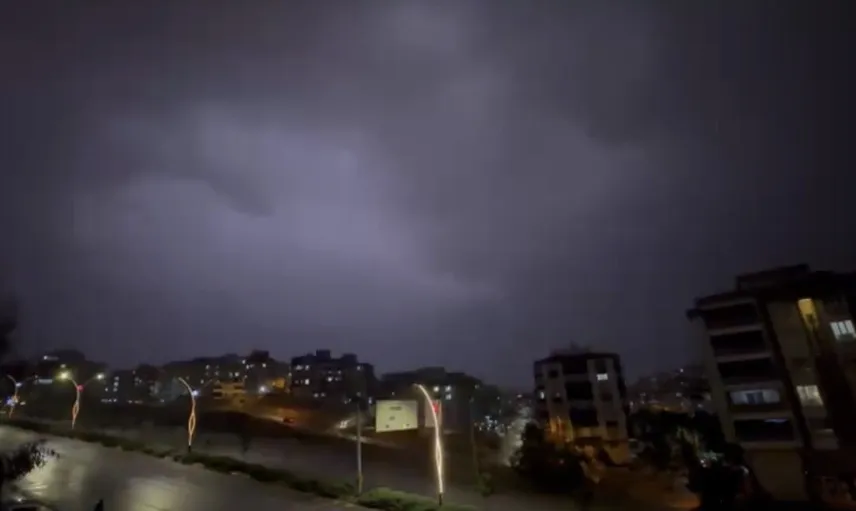 Gaziantep gecesinde ışık gösterisi: şimşekler geceyi gündüze çevirdi