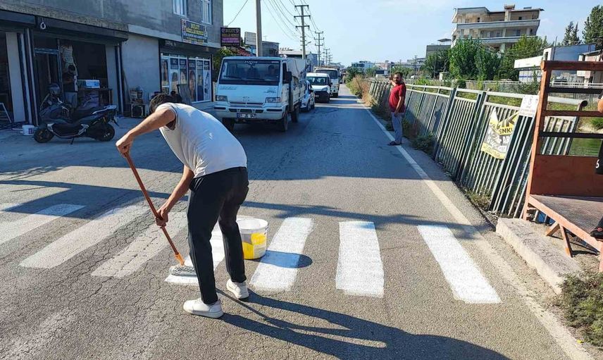 Okulların önünde önlem beklenirken veli yaya geçidini kendisi çizdi