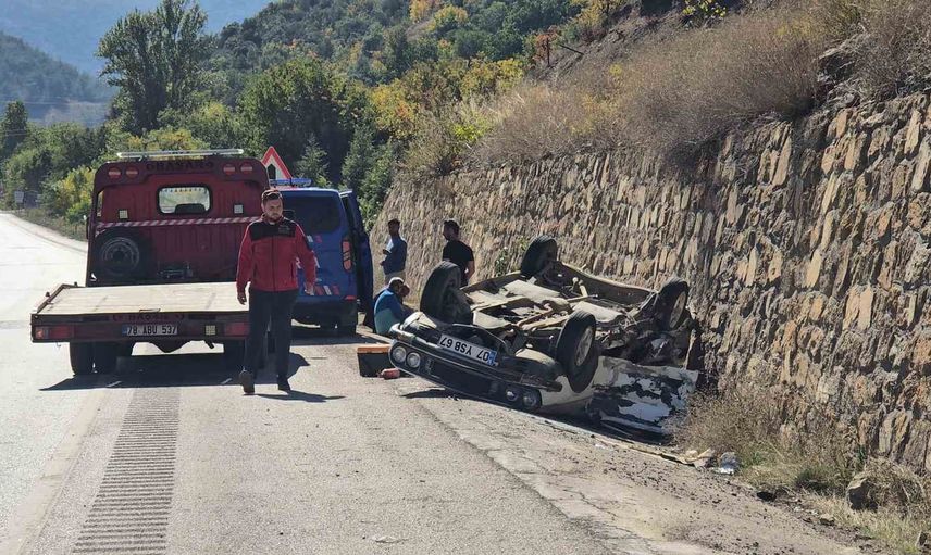 Kaya parçalarından kaçınma manevrası istinat duvarına çarpmayla sonuçlandı: 3 yaralı
