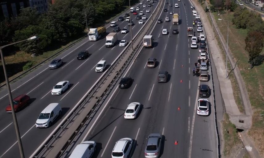 Panelvandan kopan parça TEM'de zincirleme kazaya yol açtı
