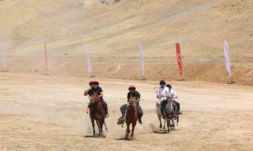 Erciş Ulupamir kökbörü takımı finale yükseldi
