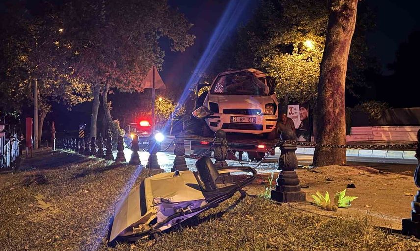 Denizli'de direksiyon hakimiyetini kaybeden otomobil ağaca çarparak durdu