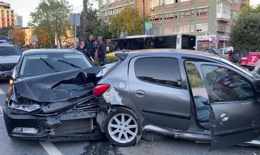 Beşiktaş'ta zincirleme kaza sonrası polis tehlikeyi toprakla önledi