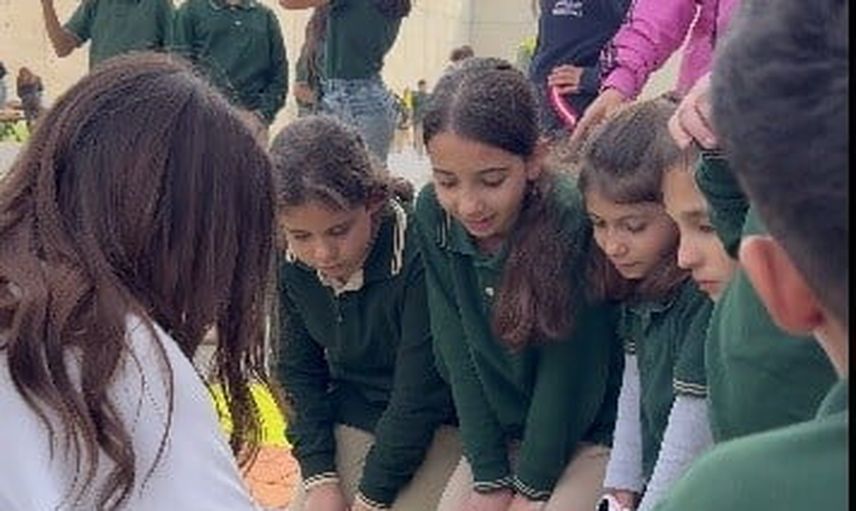 Yurt öğrencilerinden ilkokul duvarlarına renk, bahçeye oyun alanı
