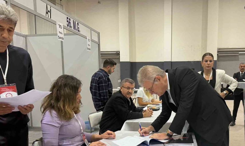 İzmir Ticaret Odası'nda seçim heyecanı: ilk oyu başkan Özgener kullandı
